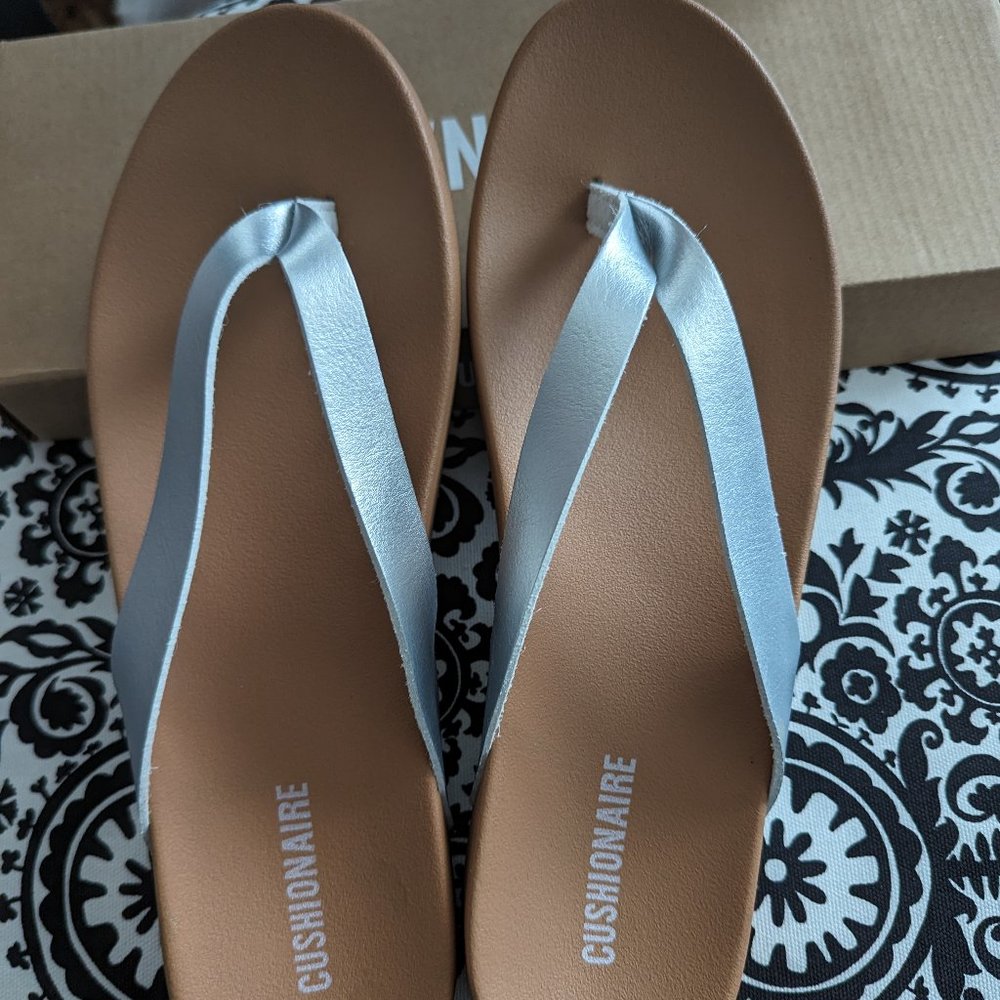NWT Cushionaire Silver Jacey Flip Flop